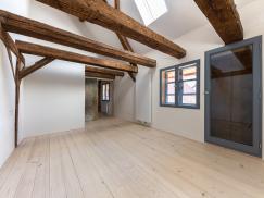 Innen vorgesetztes Holzfenster für besseren Wärmeschutz bei Erhalt von historischen Fenstern